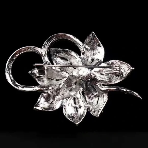 NWT Elegant Faux Pearl Brooch Luxury Embellished Fashion Flower Pin - Picture 3 of 8